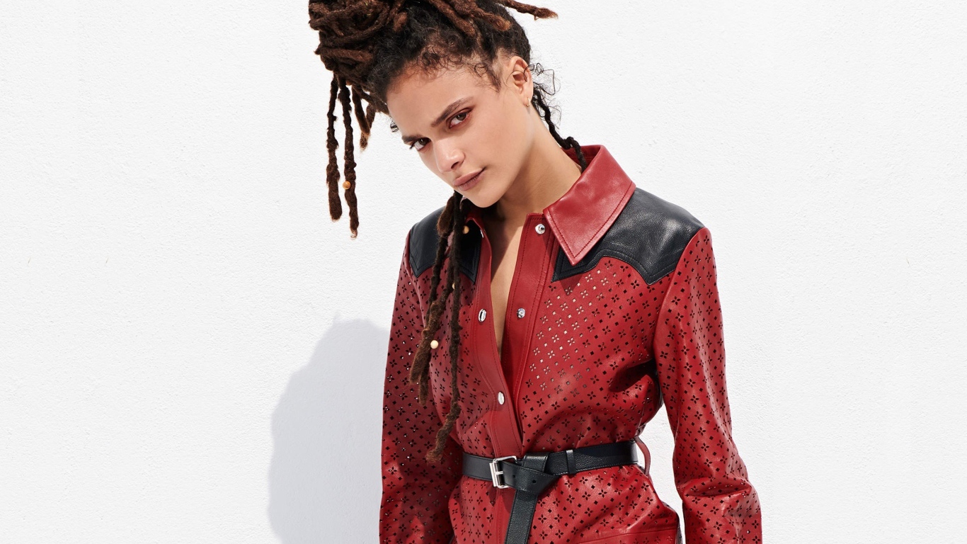 Актриса Саша Лейн на белом фоне