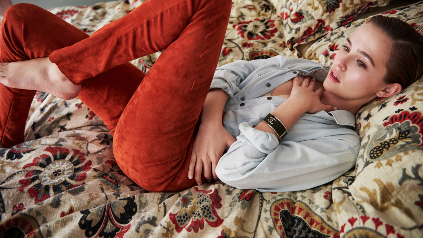 Актриса Зои Дойч лежит на кровати