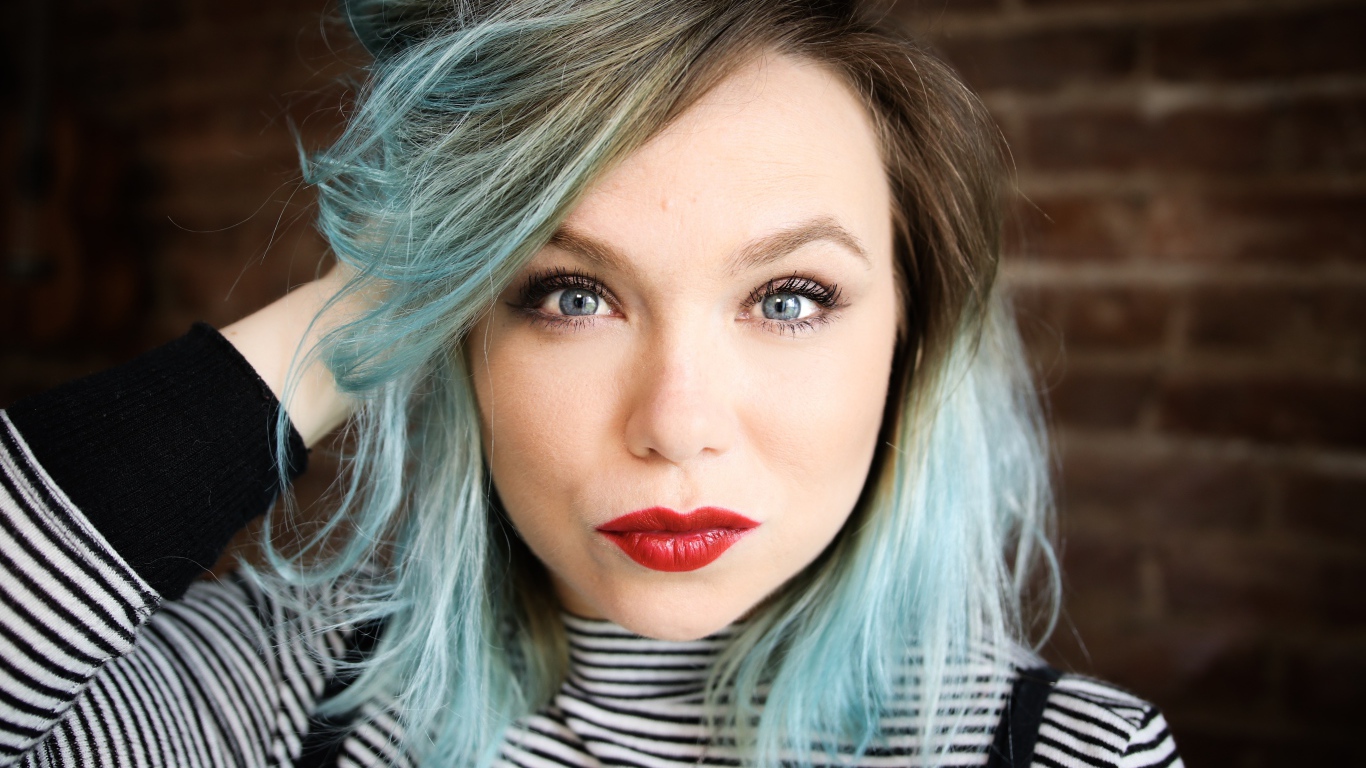 Американская актриса Аманда Фуллер с голубыми волосами