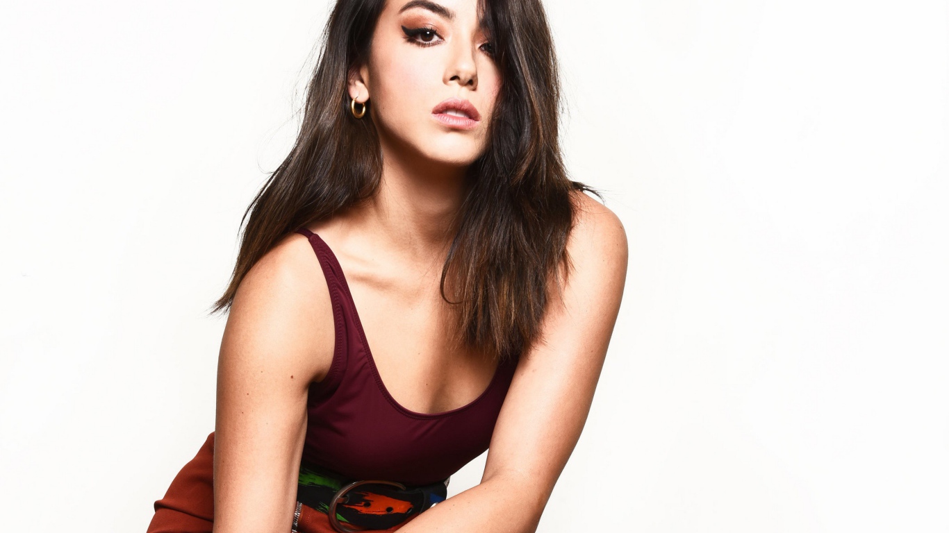 Американская актриса Хлоя Беннет на белом фоне