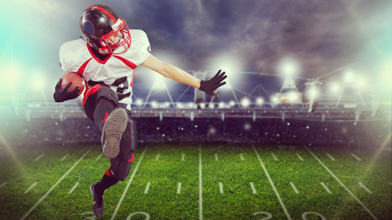 Игрок в американский футбол с мячом на поле