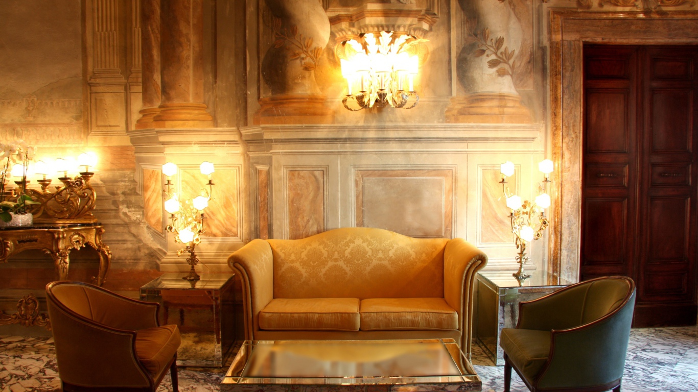 Старинный интерьер комнаты с диваном и креслами