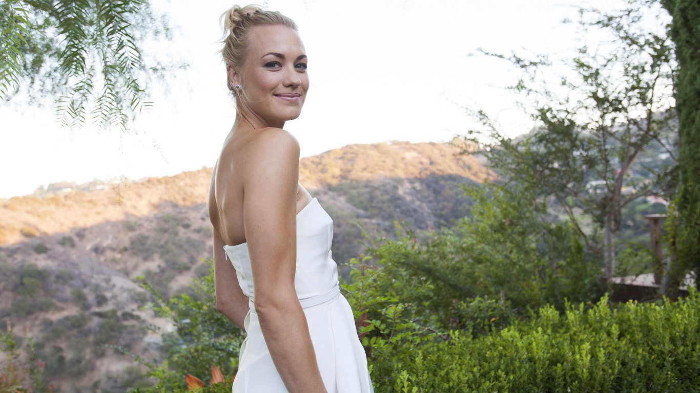 Австралийская актриса Ивонн Страховски в белом платье