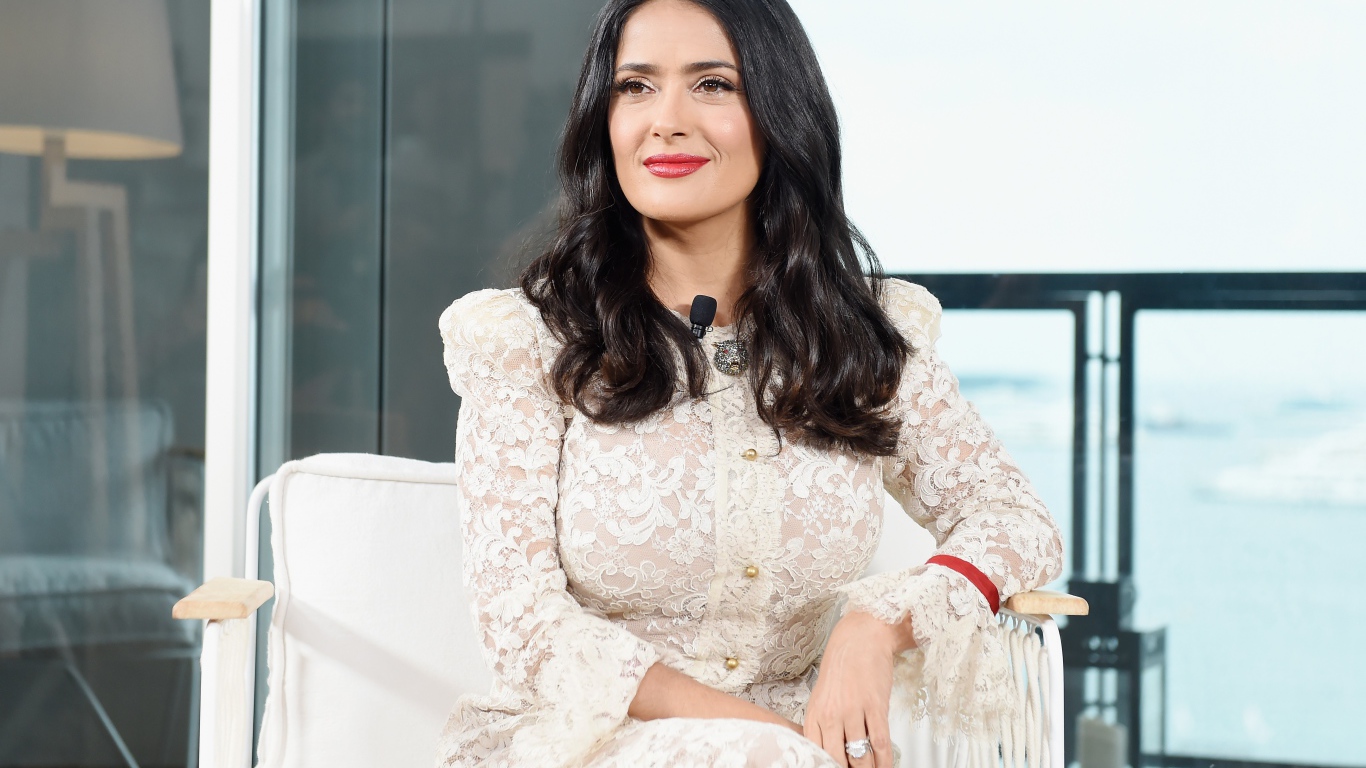 Красивая актриса Сальма Хайек в белом платье в кресле