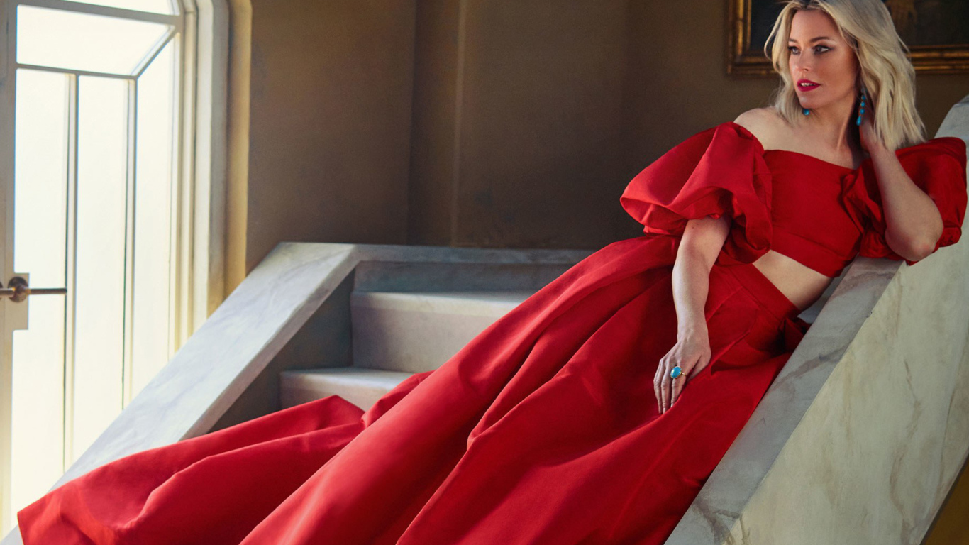 Красивая блондинка, актриса Элизабет Бэнкс в красном платье