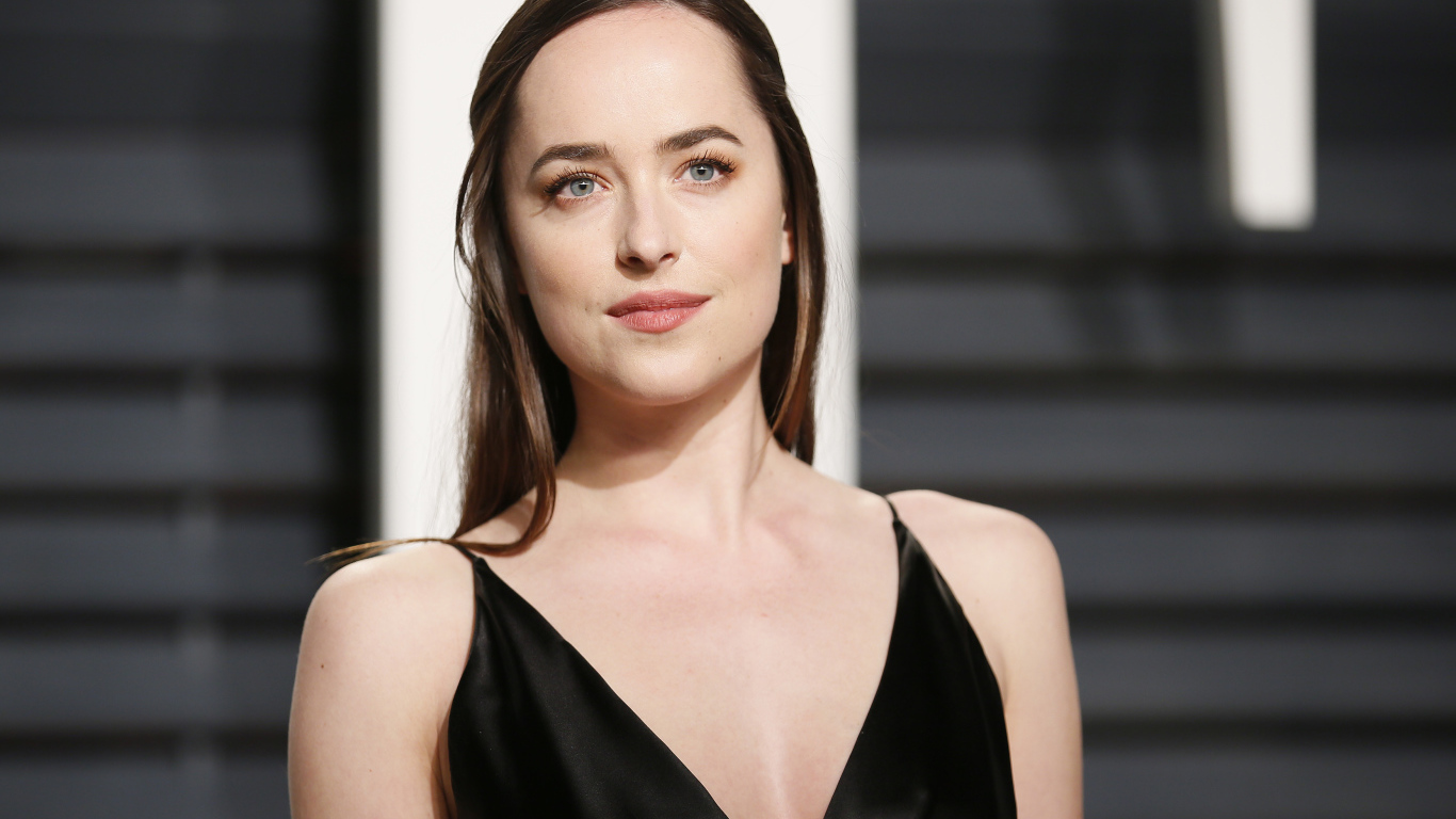 Красивая голубоглазая девушка актриса Дакота Джонсон в черном платье