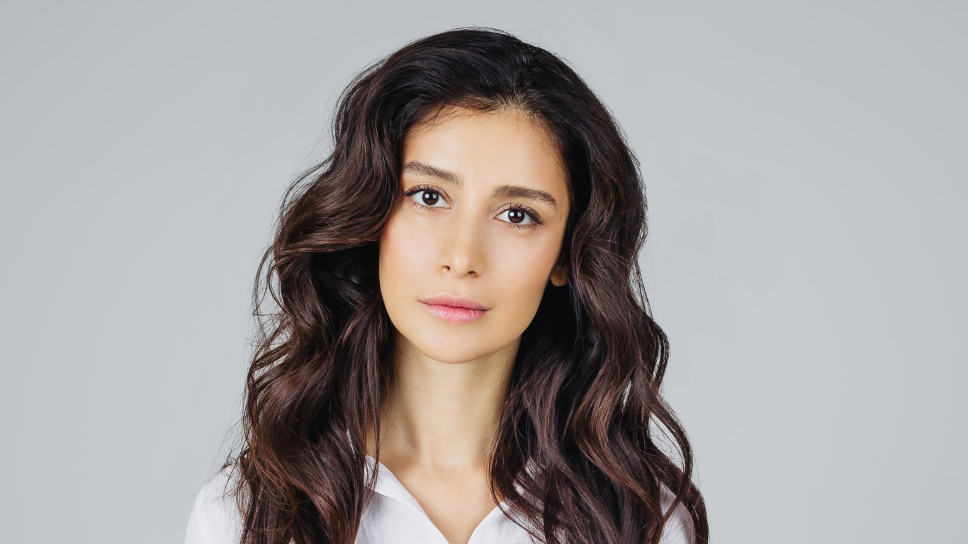 Красивая кареглазая девушка, актриса Равшана Куркова