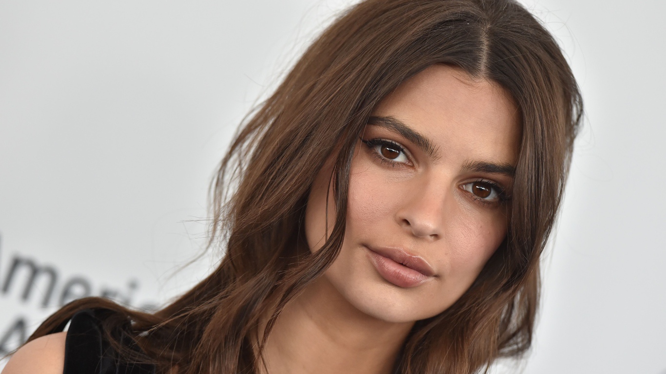 Красивая девушка шатенка, американская модель и актриса Эмили Ратаковски