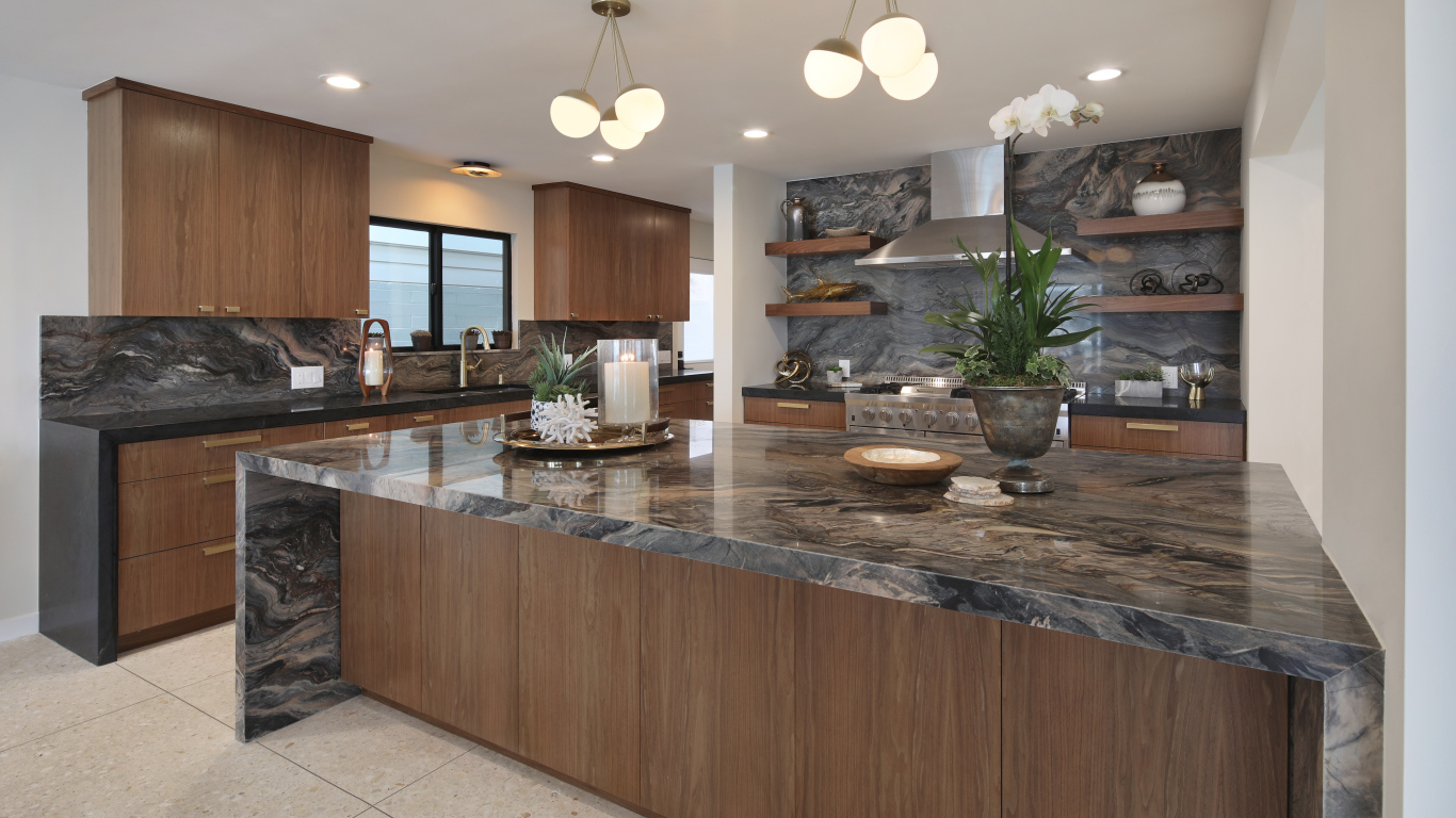 Красивая коричневая кухня с гранитными столами