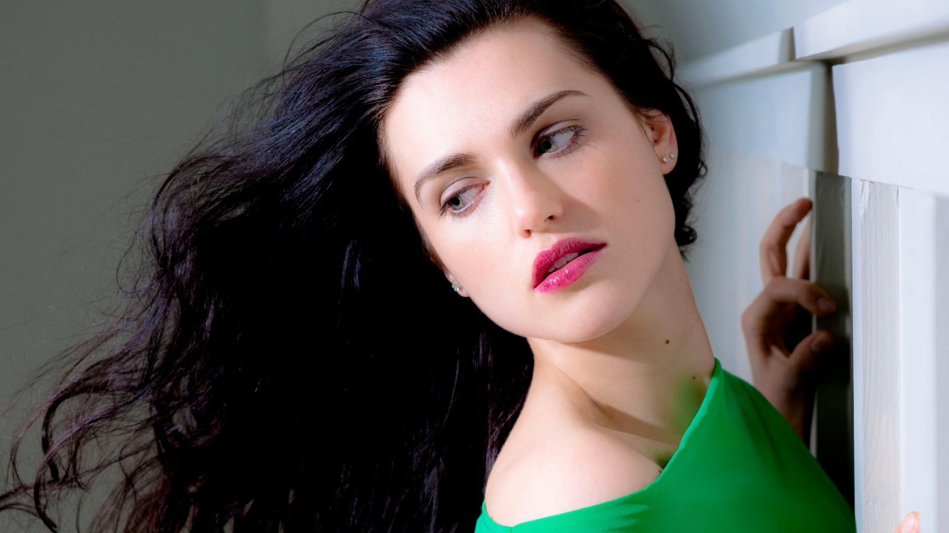 Красивая брюнетка Кэти Макграт с розовыми губами