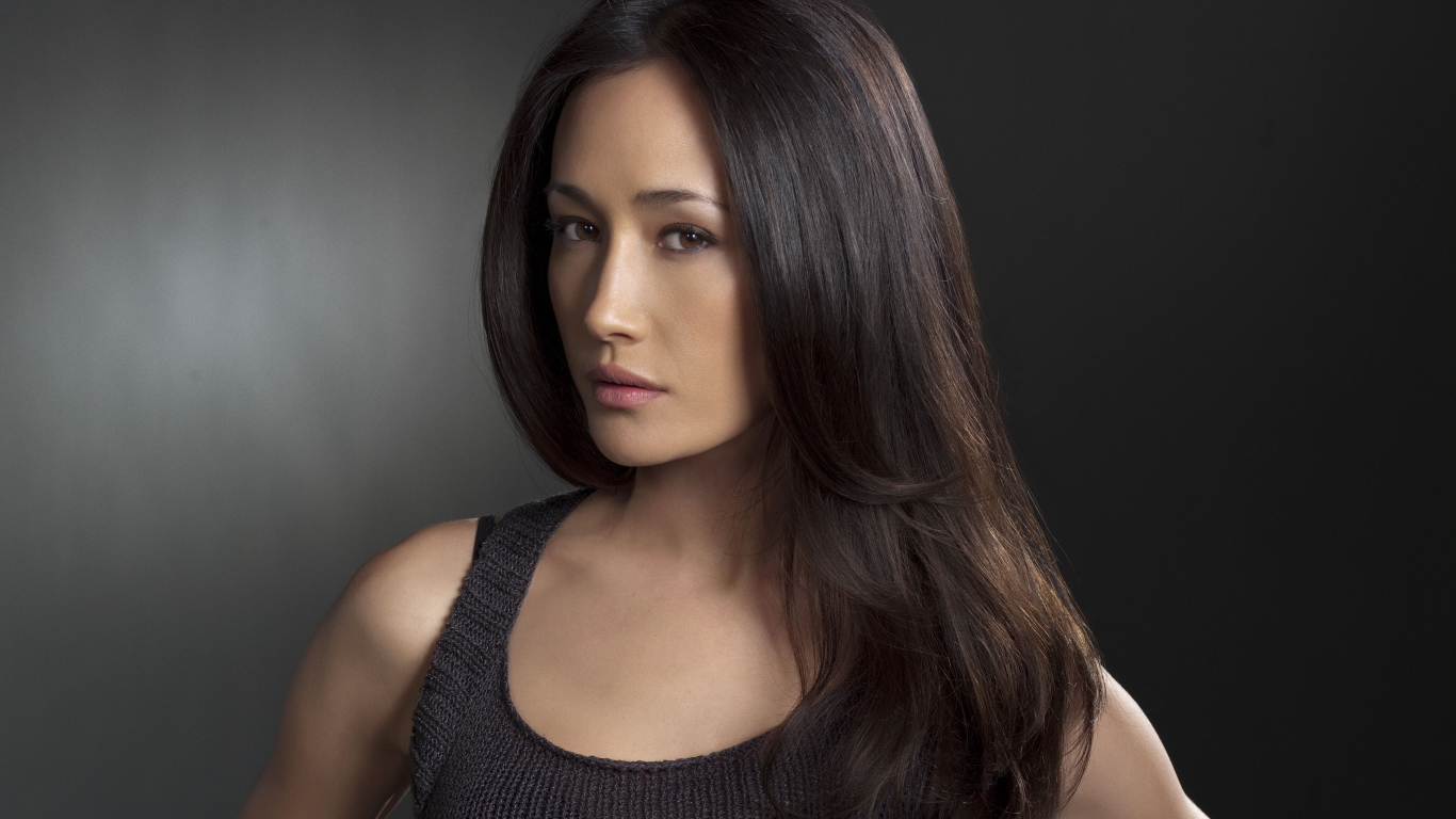 Красивая брюнетка актриса Мэгги Кью на сером фоне