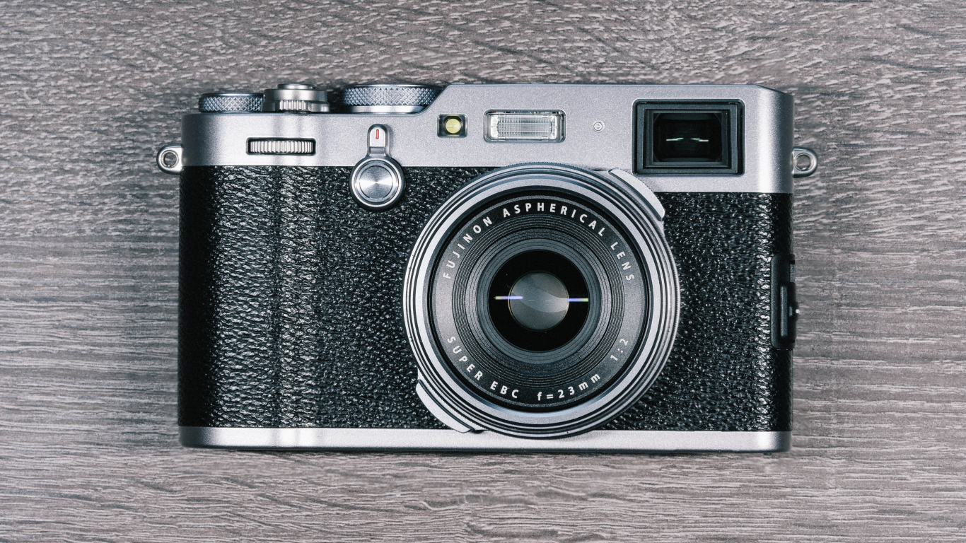 Красивый фотоаппарат Fujifilm X100F на столе
