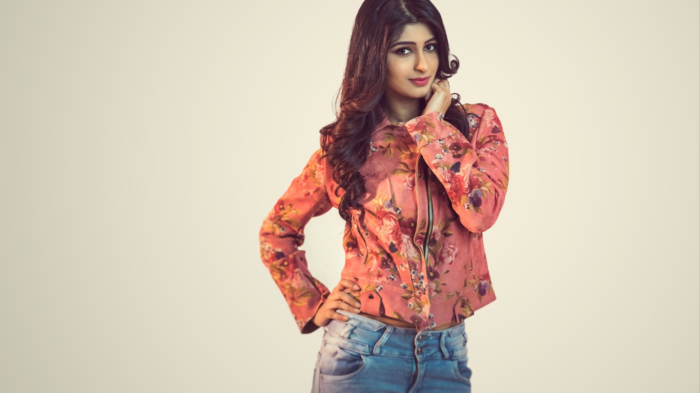 Красивая девушка, индийская актриса Адити Рао Хидари на сером фоне