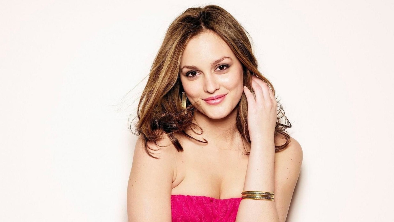 Красивая девушка актриса Лейтон Мистер на белом фоне