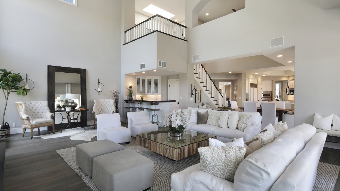 Красивая большая гостиная в белых тонах в доме