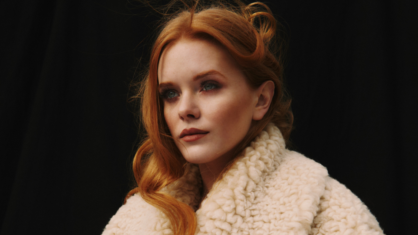 Красивая рыжеволосая девушка, актриса Эбигейл Коуэн