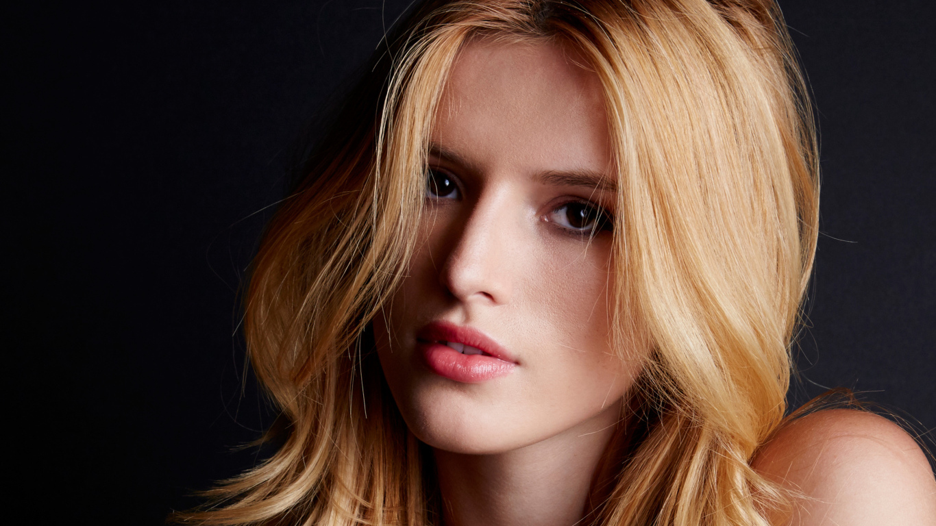 Красивая рыжеволосая девушка, актриса Белла Торн лицо крупным планом