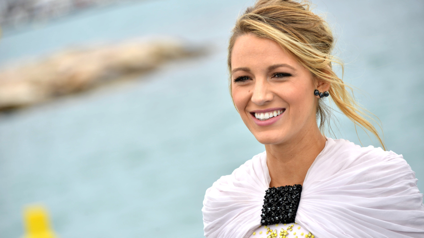 Красивая улыбка актрисы Блейк Лайвли