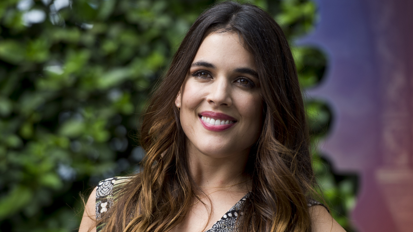 Красивая улыбающаяся девушка, актриса Адриана Угарте