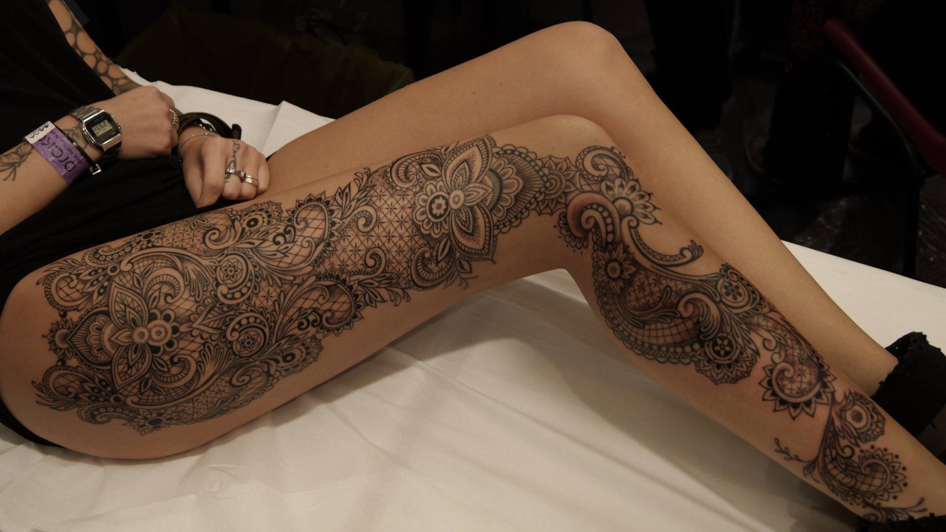 Красивая татуировка на ноге у девушки