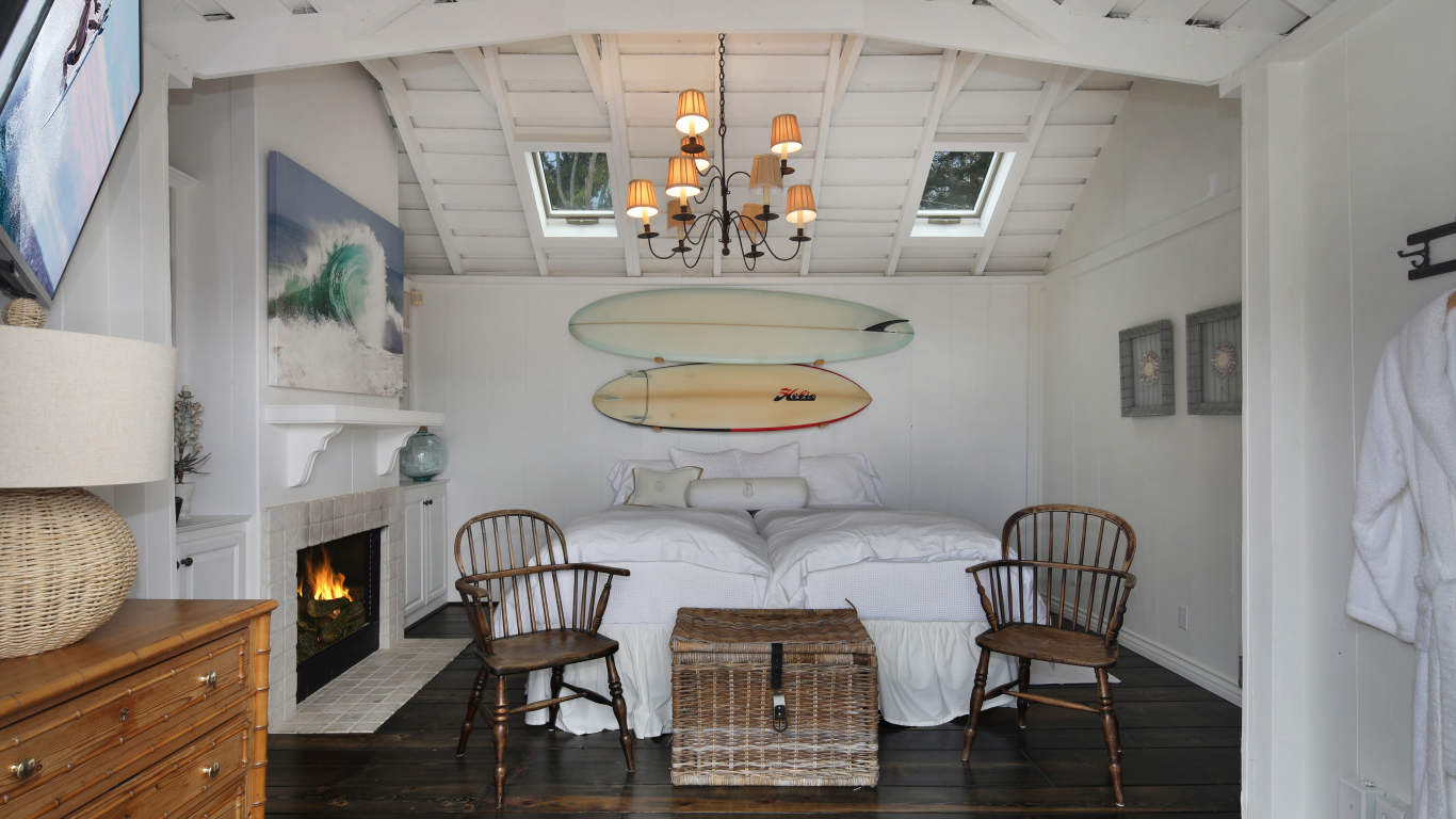 Спальня с большой белой кроватью и камином 