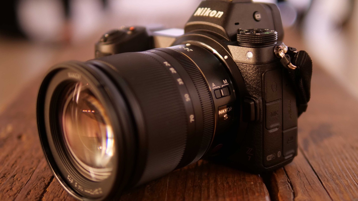 Черный фотоаппарат Nikon Z6 на деревянном столе