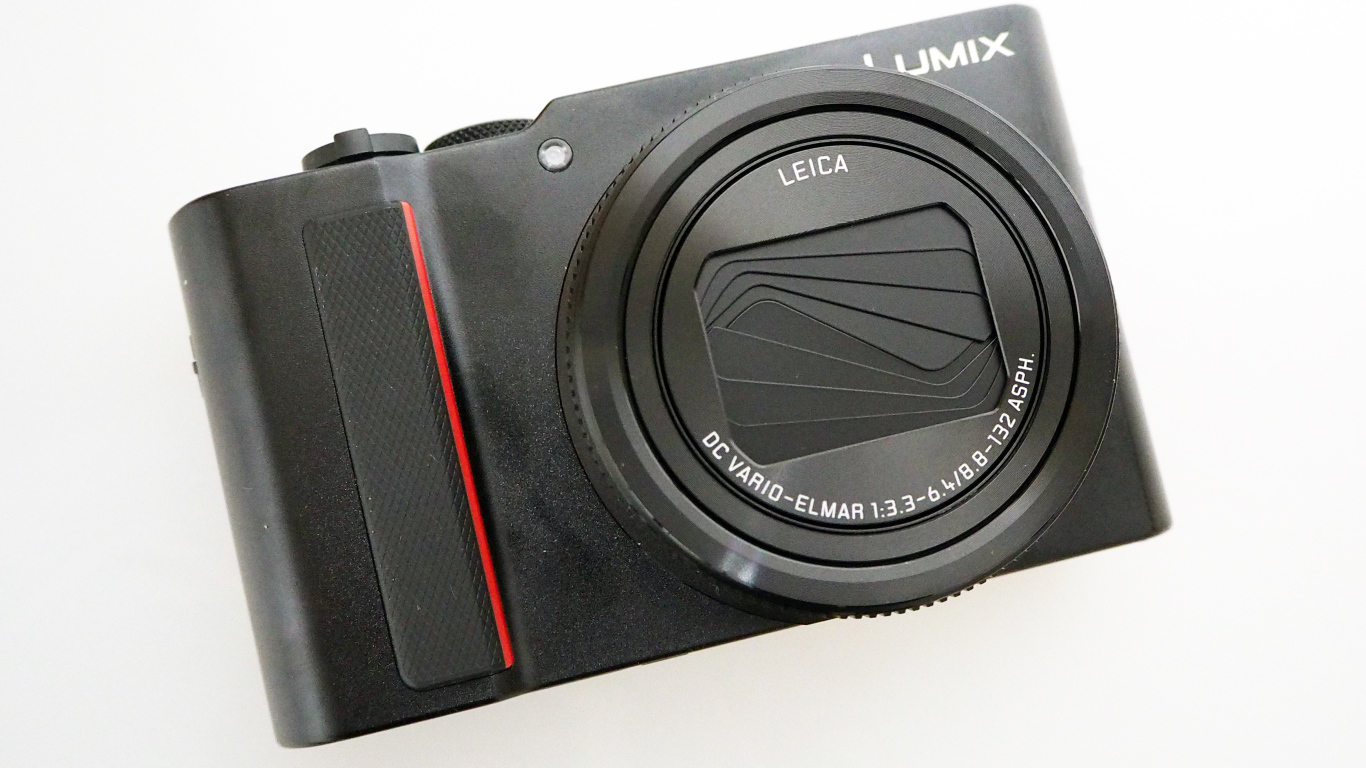 Черный фотоаппарат Panasonic Lumix ZS200  TZ200 на белом фоне