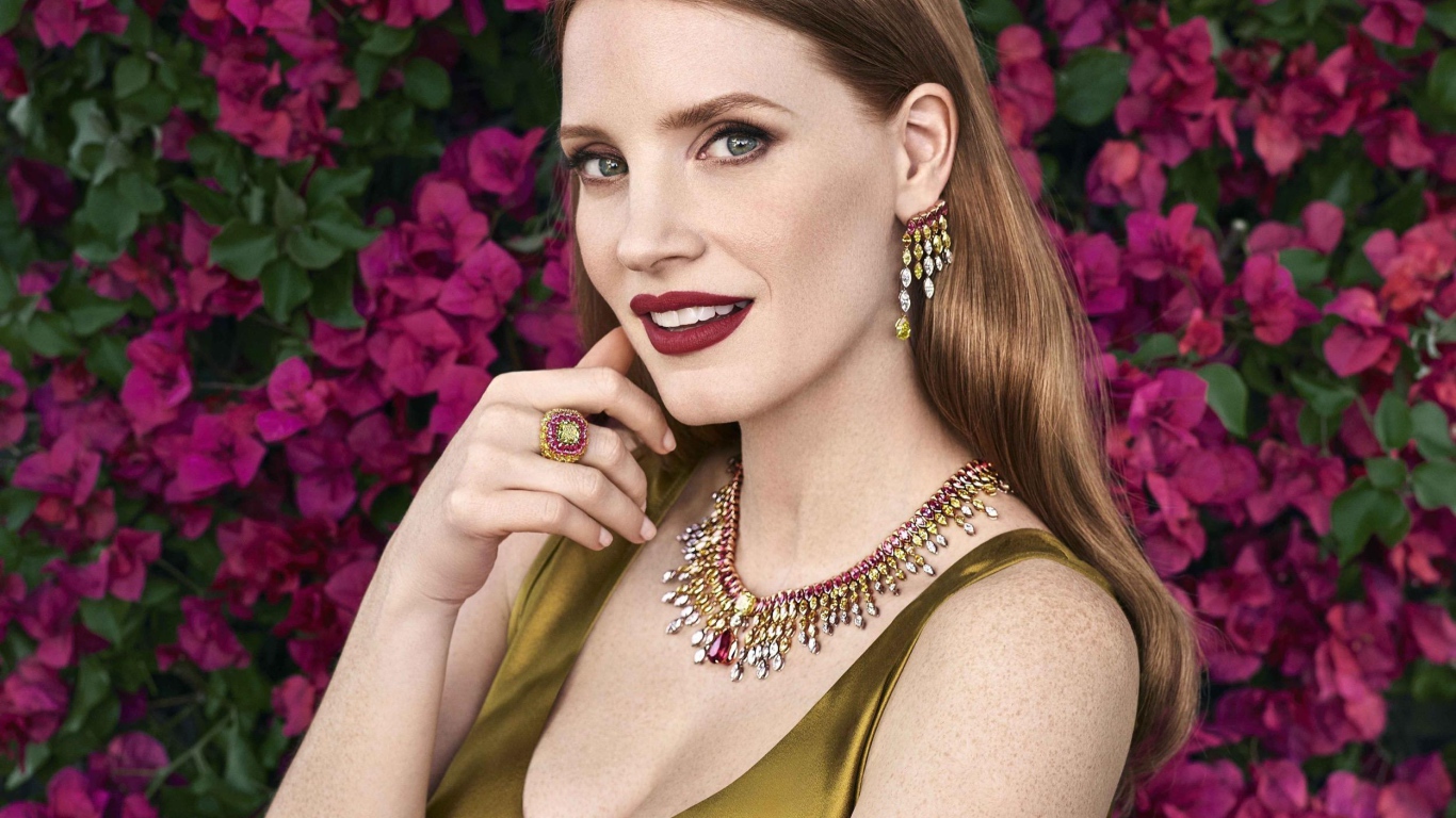 Яркая актриса Джессика Честейн с украшениями