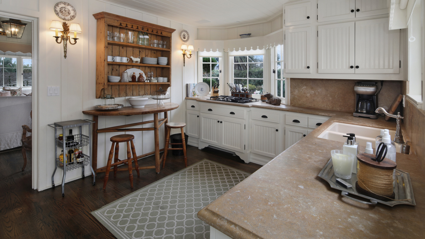 Светлая кухня с гарнитуром и ковром