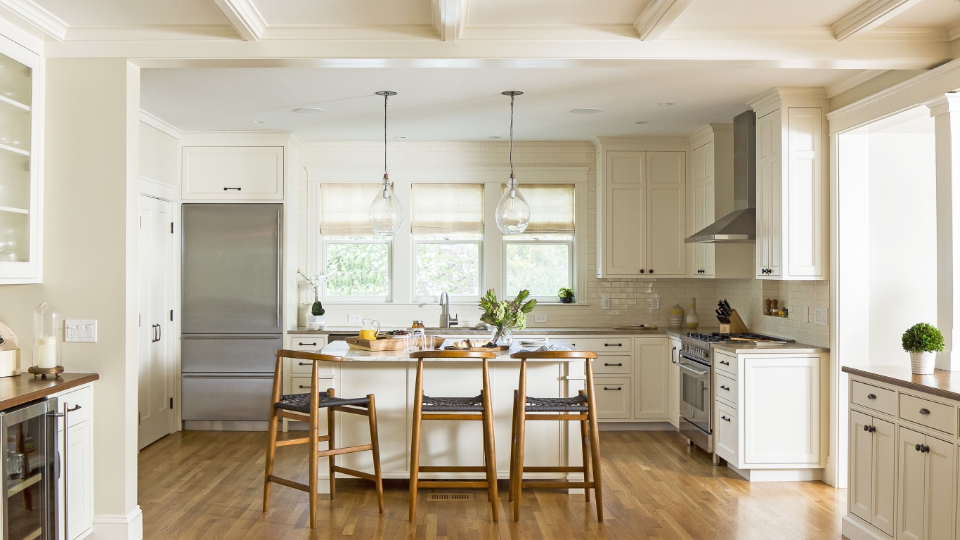Светлая кухня с деревянными стульями 