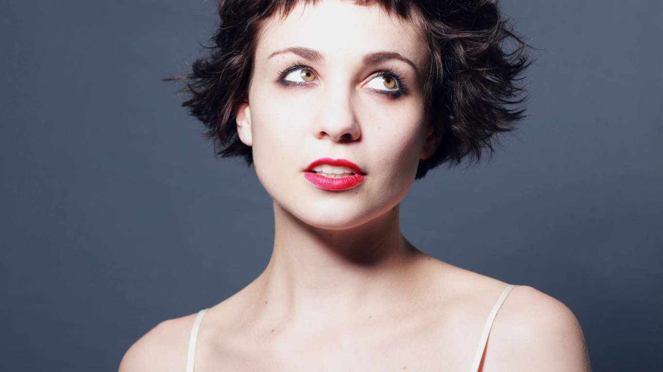 Яркая девушка с короткой стрижкой, актриса Таппенс Мидлтон 