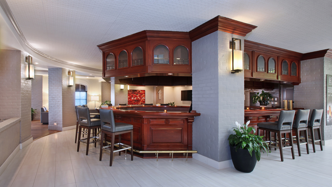 Коричневый деревянный кухонный гарнитур в просторной комнате