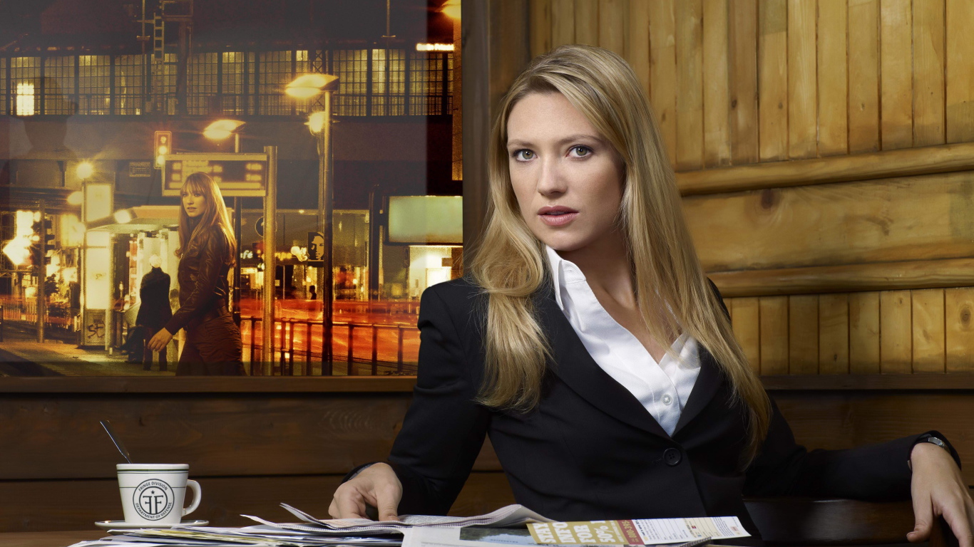 Деловая девушка, австралийская актриса Анна Торв за столом с бумагами