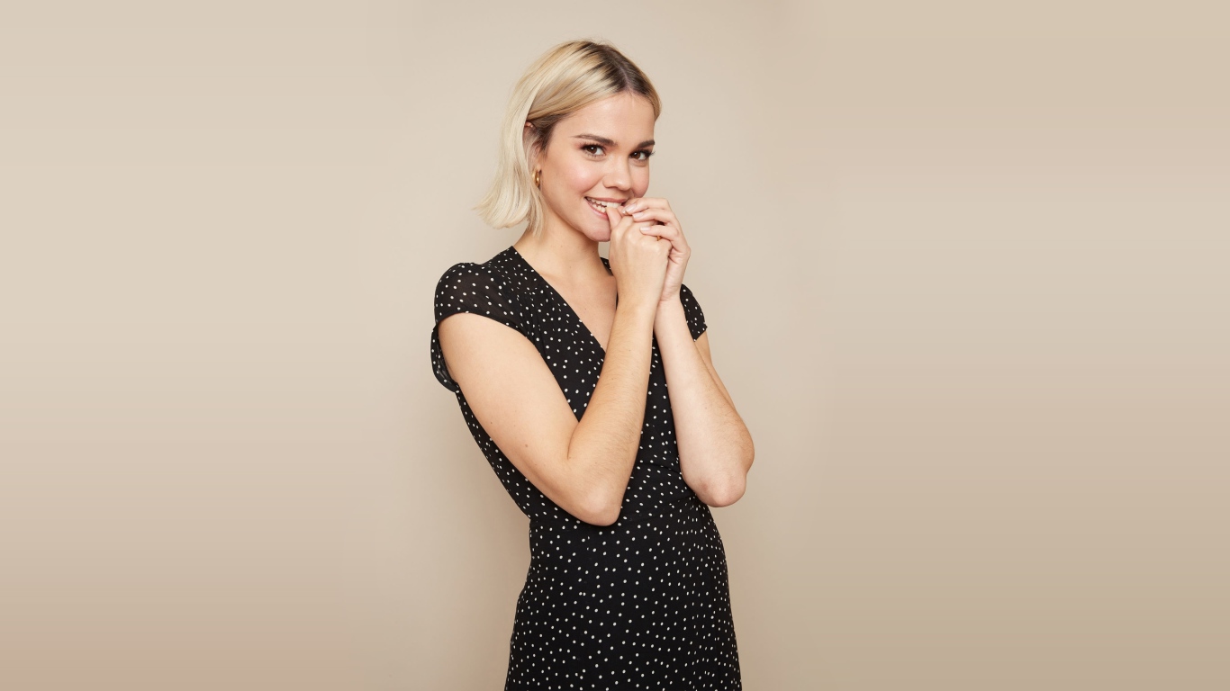 Милая девушка блондинка, актриса Майя Митчелл