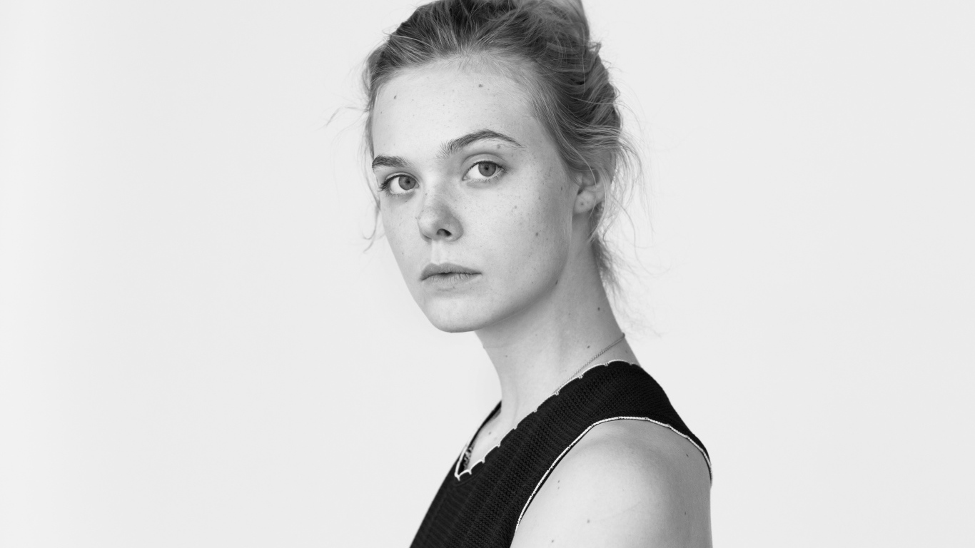 Милая настоящая девушка, актриса Эль Фаннинг черно - белое фото 