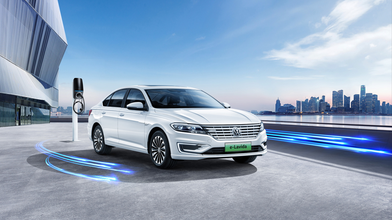 Электромобиль Volkswagen E-Lavida 2019 года на заправке 