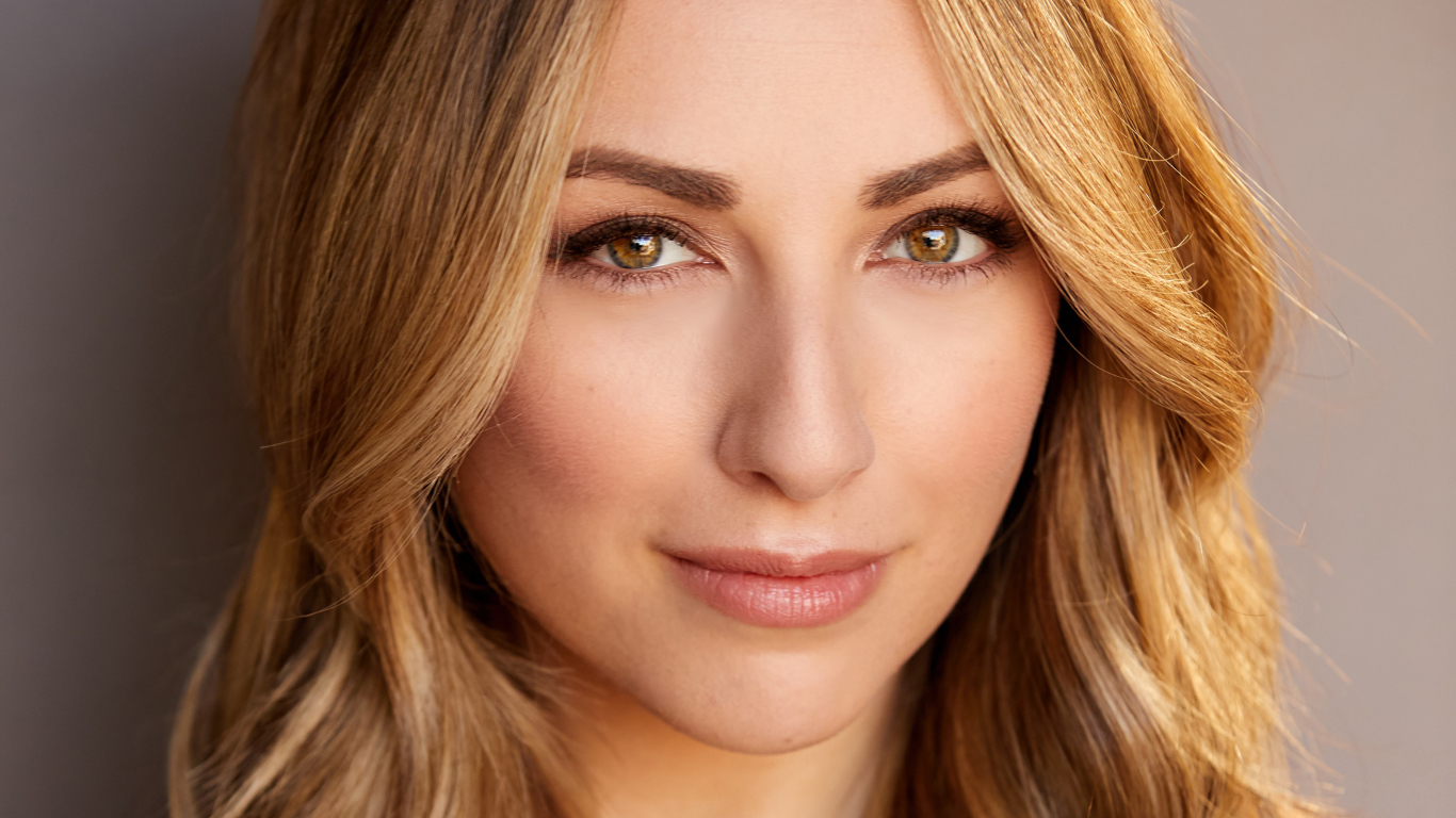 Лицо актрисы Никки Поснер крупным планом