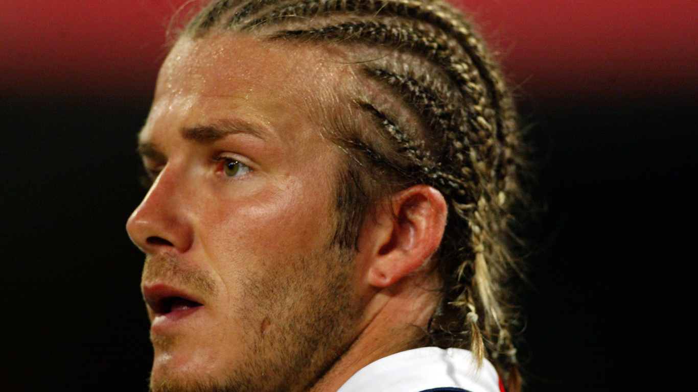 Футболист Дэвид Бекхэм с косичками на голове