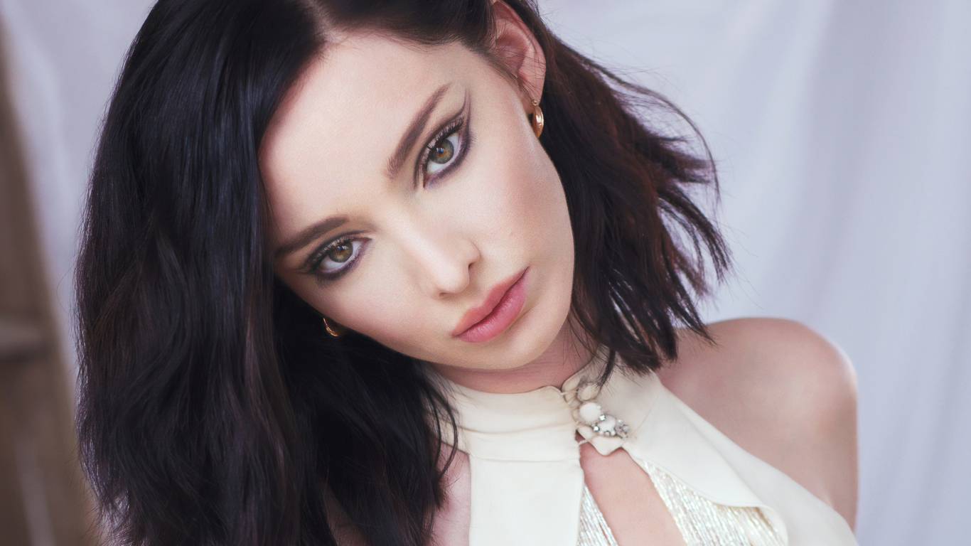 Девушка с красивыми глазами, актриса Эмма Дюмон 