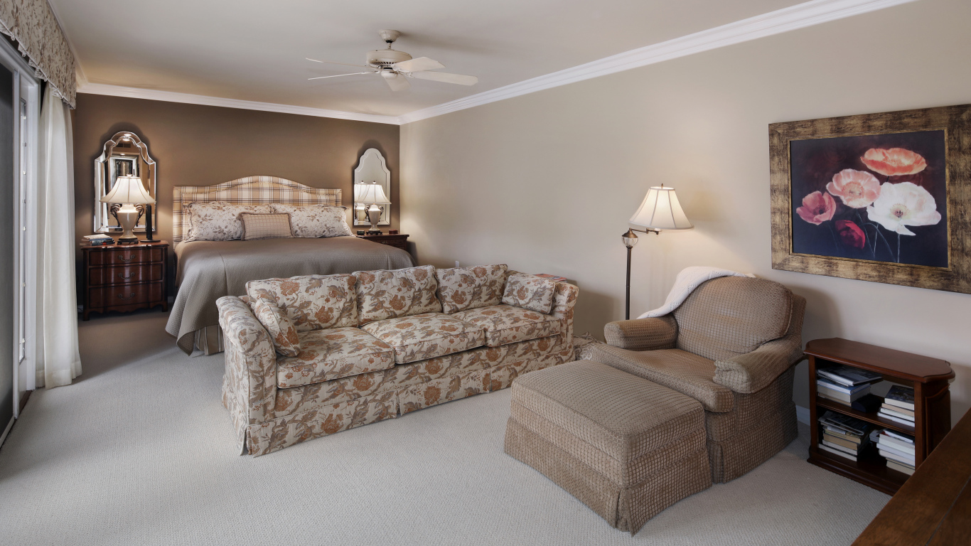 Серая спальня с кроватью, диваном и креслом 