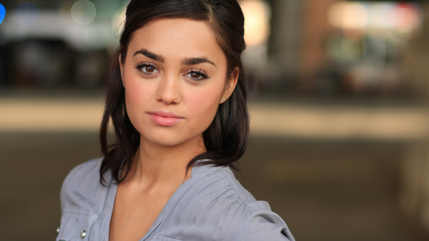 Индийская актриса Шази Раджа с карими глазами 