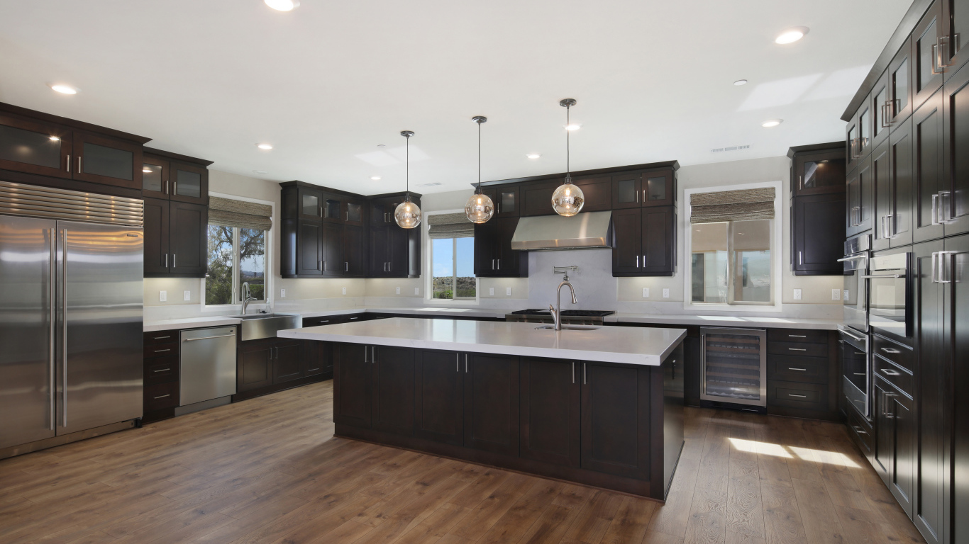 Большая просторная кухня с мебелью в коричневых тонах