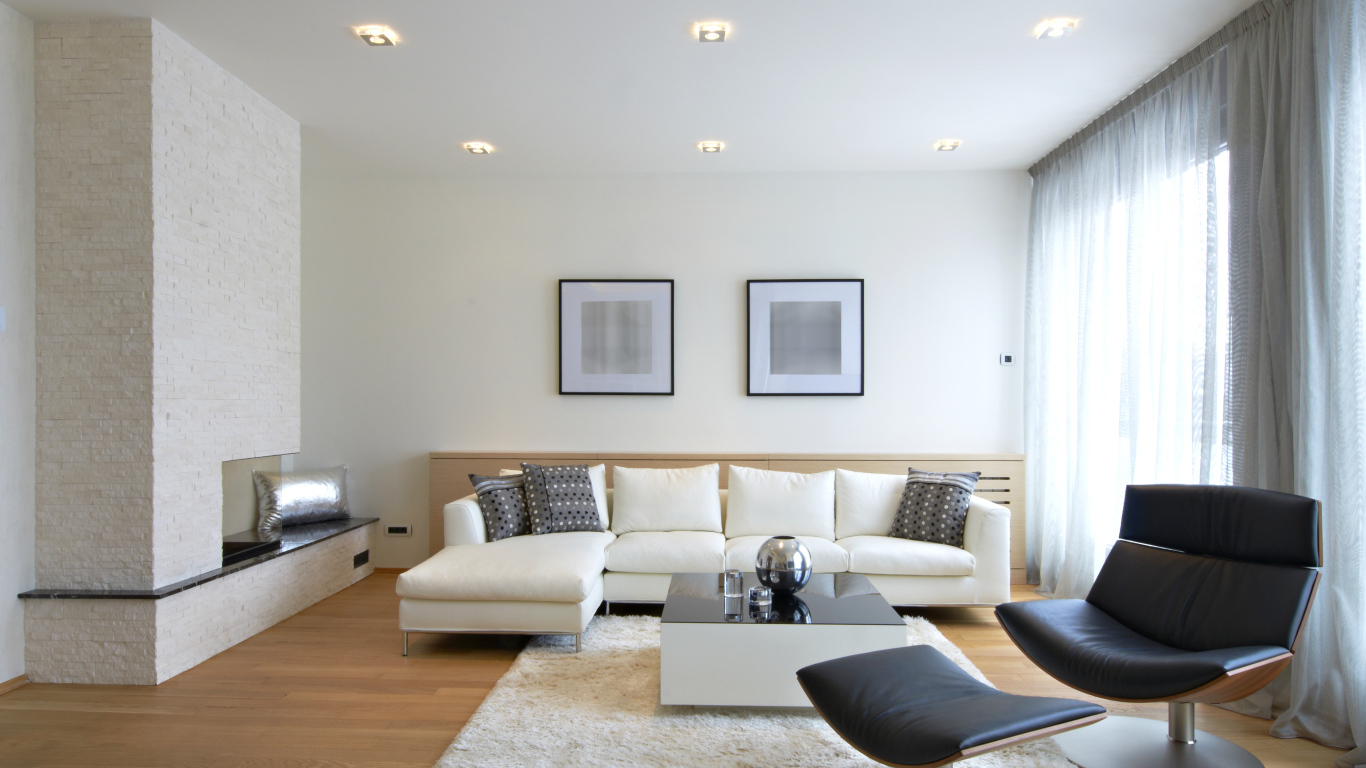 Гостиная комната с белым кожаным диваном и черным креслом у окна