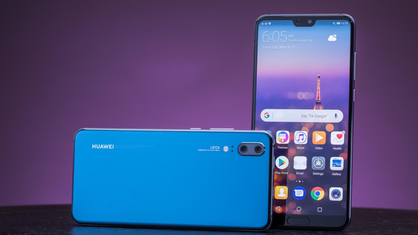 Новый тонкий смартфон Huawei P20 Pro на фиолетовом фоне