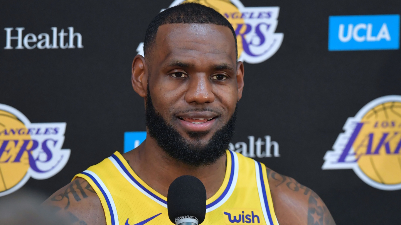 Профессиональный американский баскетболист Леброн Джеймс