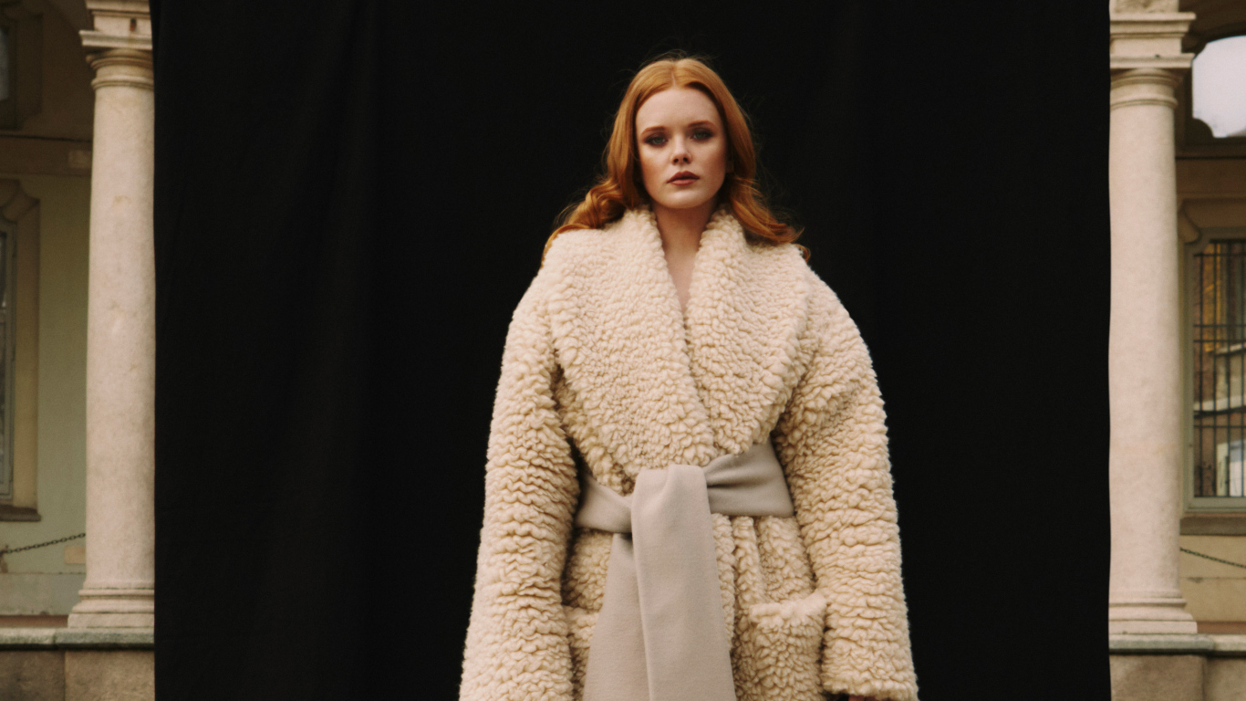 Рыжеволосая актриса Эбигейл Коуэн в шубе