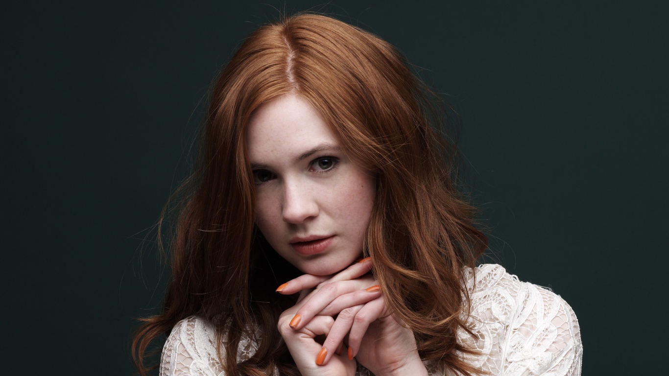 Рыжеволосая актриса Карен Гиллан на сером фоне