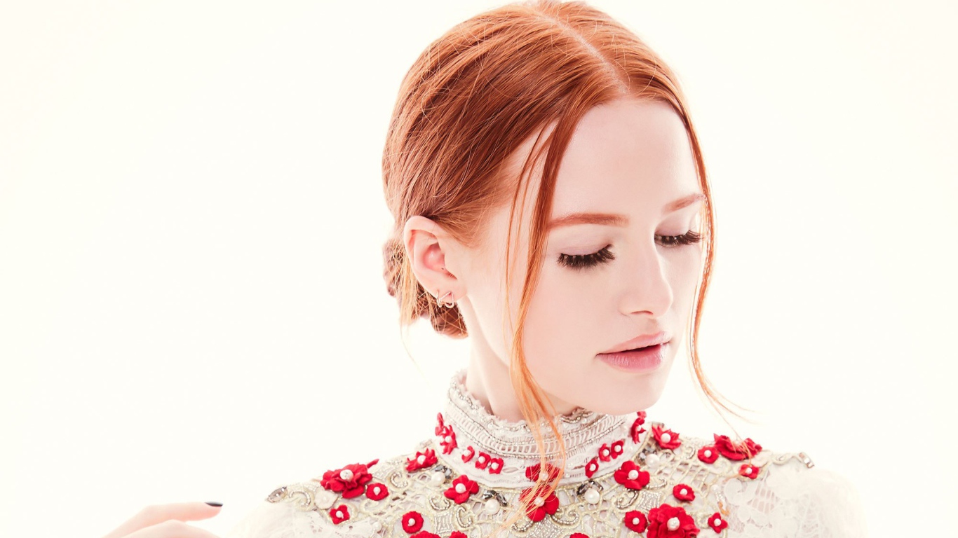 Рыжеволосая актриса Мэделин Петш на белом фоне