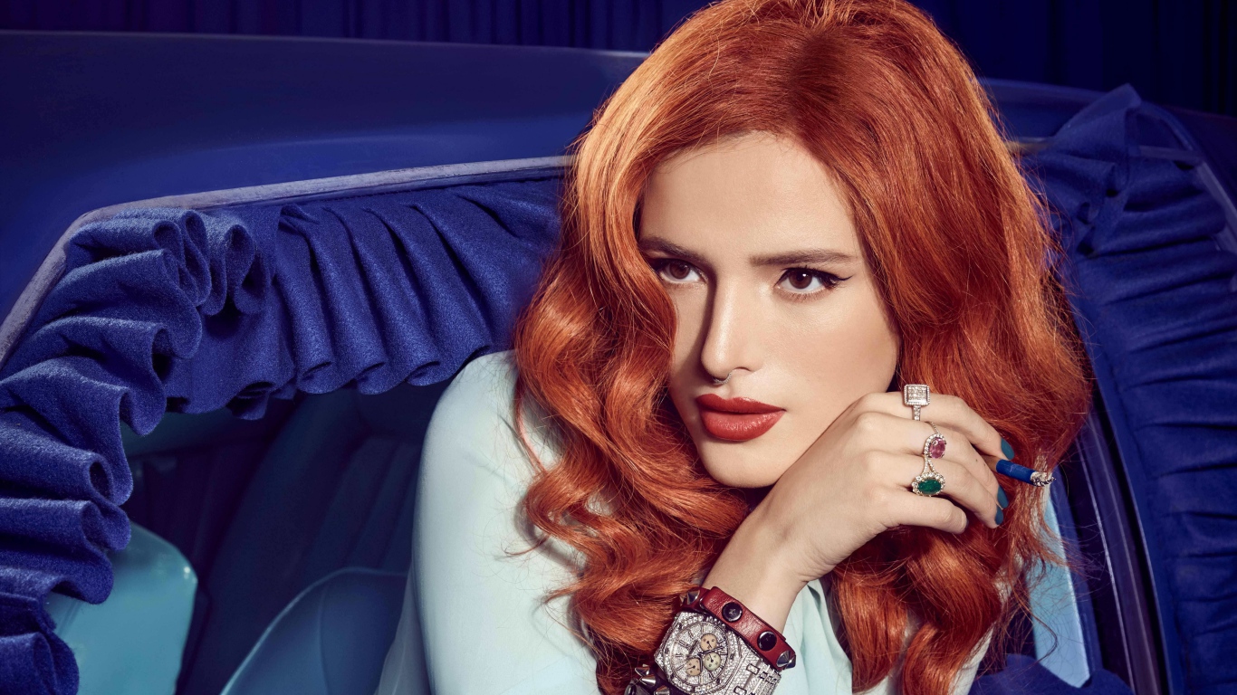 Рыжеволосая девушка, актриса Белла Торн в синем автомобиле