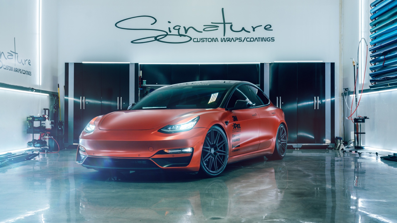 Красный автомобиль Tesla Model 3 в гараже